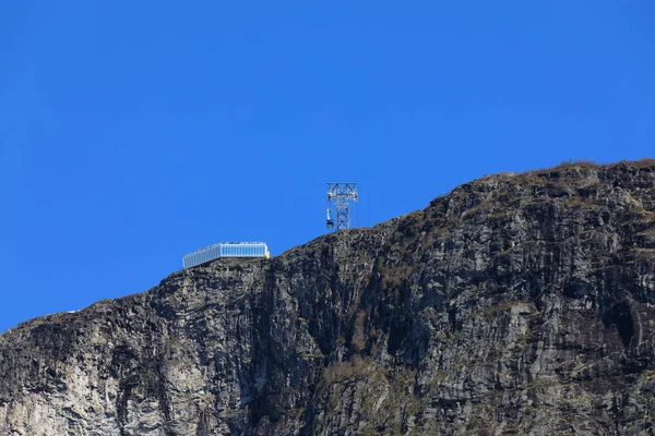 Um lindo dia maravilhoso de primavera em Loen em Sogn com árvores verdes e montanhas nevadas . — Fotografia de Stock