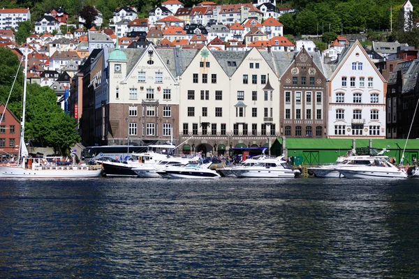 BERGEN HARBOR, NORWAY - MAY 27, 2017: Private boats on a row alo — Stock Photo, Image