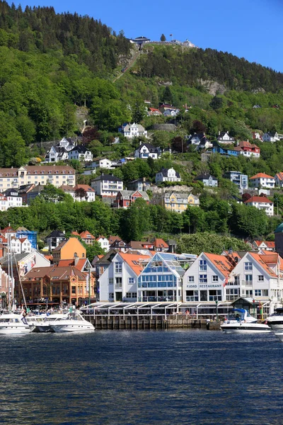 De haven van bergen, Noorwegen - 27 mei 2017: Privé boten op een rij-alo — Stockfoto