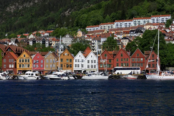 Port Bergen, Norwegia - 27 maja 2017: Prywatnych łodzi na alo wiersza — Zdjęcie stockowe