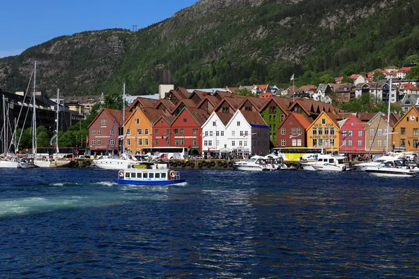 Λιμάνι: Μπέργκεν, Νορβηγία - 27 Μαΐου 2017: Ιδιωτικά σκάφη σε μια σειρά alo — Φωτογραφία Αρχείου