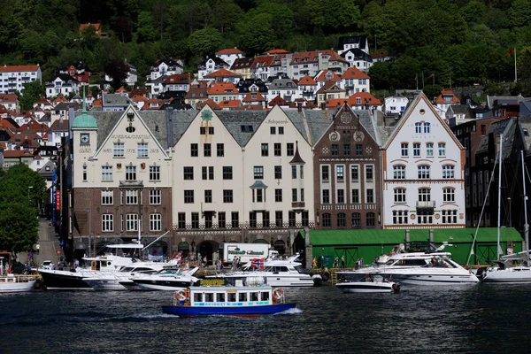 BERGEN HARBOR, NORWAY - MAY 27, 2017: Private boats on a row alo — Stock Photo, Image