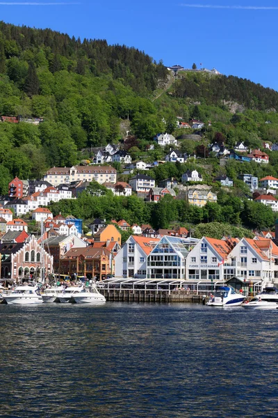 Bergenhafen, Norwegen - 27. Mai 2017: Privatboote am Ruder — Stockfoto