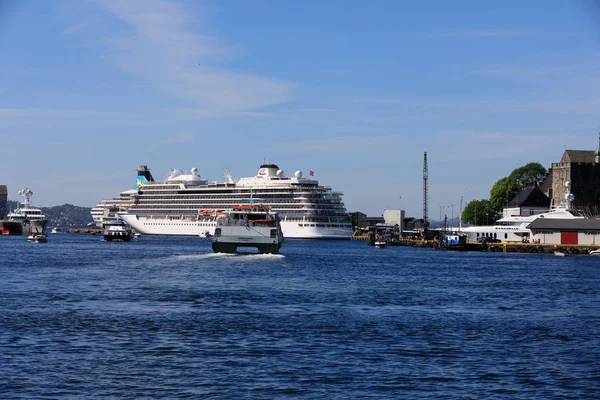 BERGEN HARBOR, NORUEGA - 27 de maio de 2017: Embarcações privadas em fila — Fotografia de Stock