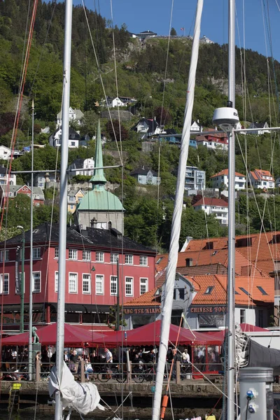 BERGEN HARBOR, NORWAY - May 27, 2017: Private boats on a row alo — стоковое фото