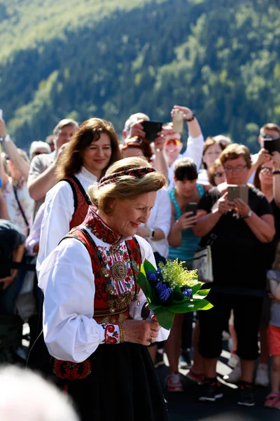 Loen, Noorwegen - mei, 20 2017: Koningin Sonja van Noorwegen tijdens de opening van Skylift, een gondellift in Loen Rechtenvrije Stockfoto's