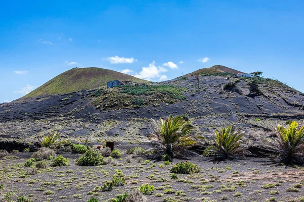 Människor bor i de märkligaste platserna i Lanzarote. — Stockfoto