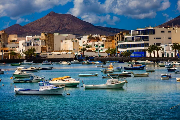 Pequenos barcos de pesca na lagoa na capital Arrecife em Lan Imagens Royalty-Free