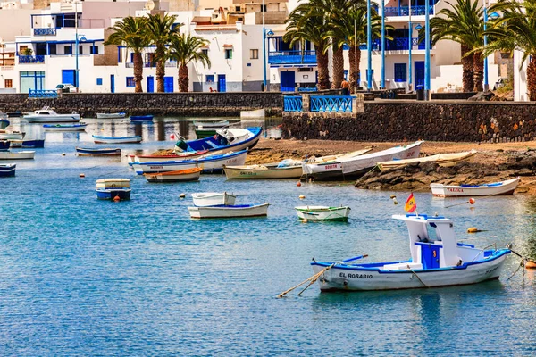 Pequenos barcos de pesca na lagoa na capital Arrecife em Lan Imagens Royalty-Free