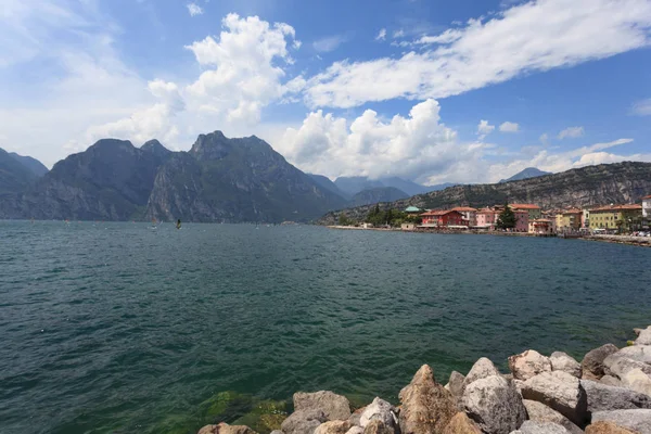 Pohled z jezera Lago di Garda v Itálii krásný letní den. — Stock fotografie