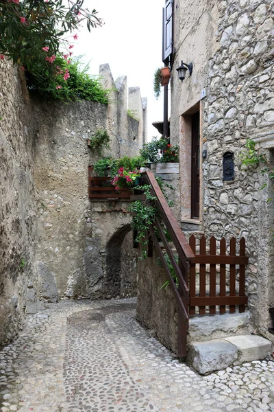 Un idilliaco paesino sul Lago di Garda in Italia una bella somma — Foto Stock
