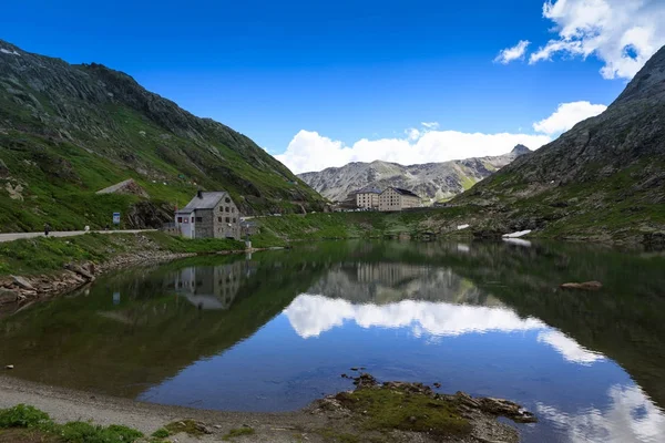 เซนต์เบอร์นาร์ดพาสที่ยิ่งใหญ่บนชายแดนระหว่างสวิตเซอร์แลนด์ — ภาพถ่ายสต็อก
