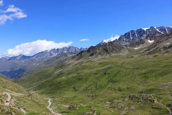 O grande St. Bernhard Pass na fronteira entre a Suíça e — Fotografia de Stock