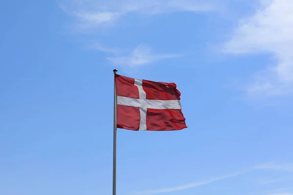 A bandeira dinamarquesa tece ao vento . — Fotografia de Stock