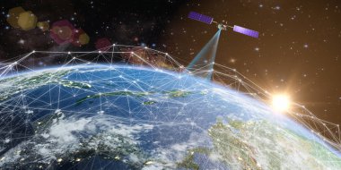 Uydu, Dünya 'ya güneşin arka planına ve Hud nesnelerine karşı bir sinyal gönderiyor. 3D görüntüleme. Bu görüntünün elementleri Nasa tarafından döşenmiştir.