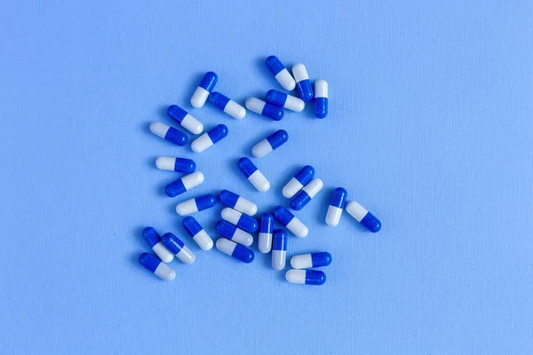 Capsule Medicina Bianche Blu Forma Ovale Trovano Uno Sfondo Blu — Foto Stock