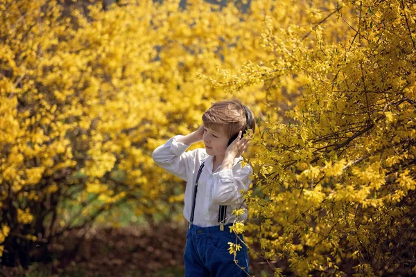 Dia Primavera Menino Com Fones Ouvido Escuta Música Com Olhos — Fotografia de Stock