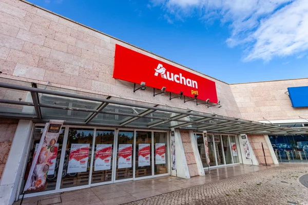 Almada, Portugalia - 24 października 2019: Sklep lub sklep zoologiczny Auchan — Zdjęcie stockowe