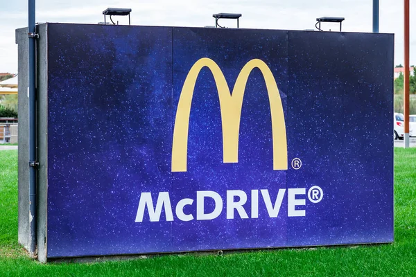 Mcdonalds Werbetafel mit goldenen Bögen zur Förderung des mcdrive drive thru — Stockfoto