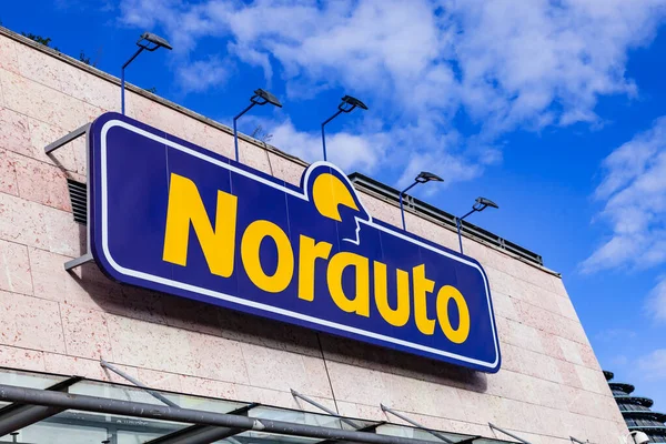 Almada, Portugália - Október 24, 2019: Signboard of Norauto car or — Stock Fotó