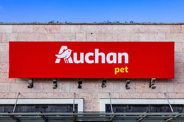 Almada, Portugal - 24 oktober 2019: Auchan Djuraffär eller -butik Stockbild