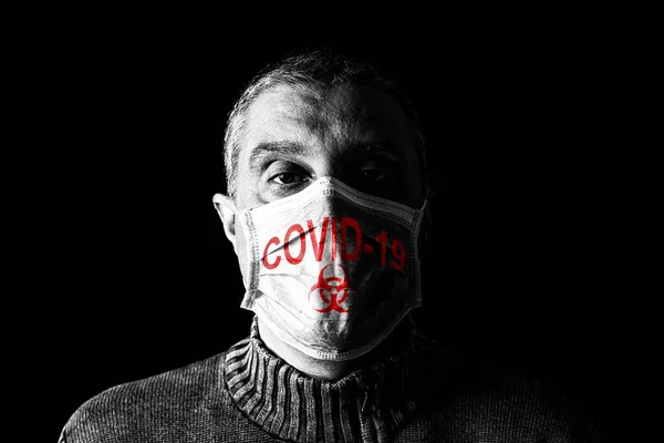 外科用マスクの男 生物学的危険性とCovid 別名コロナウイルスのシンボル 流行や恐ろしい 恐怖や危険の概念 黒の背景 — ストック写真