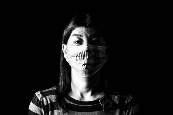 外科用マスクの女性 バイオハザードとCovid 別名コロナウイルスのシンボル 流行や恐ろしい 恐怖や危険の概念 黒と白 黒の背景 — ストック写真