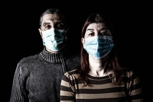 Muž Žena Chirurgickými Maskami Pár Chráněný Obličejovou Maskou Pandemické Nebo — Stock fotografie