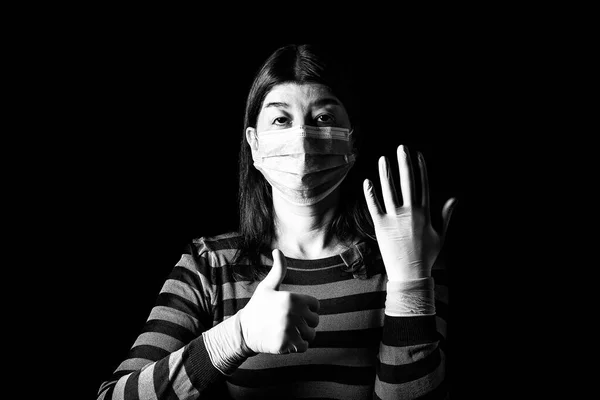 Femme Avec Masque Chirurgical Gants Protection Pouces Levés Pandémie Épidémie — Photo