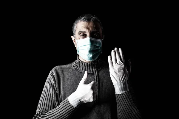Muž Chirurgickou Maskou Ochrannými Rukavicemi Palci Nahoru Pandemie Nebo Epidemie — Stock fotografie