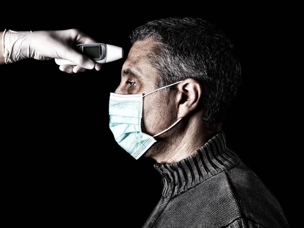 Homem Tendo Febre Medida Tomada Com Termômetro Digital Pela Enfermeira — Fotografia de Stock