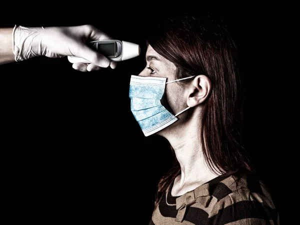 Mulher Que Tenha Febre Medida Tomada Com Termômetro Digital Pela — Fotografia de Stock