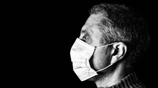 Homem Com Máscara Cirúrgica Pandemia Epidemia Assustador Medo Conceito Perigo — Fotografia de Stock