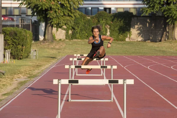 Chica que entrena en la carrera por los obstáculos. Barrancos — Foto de Stock