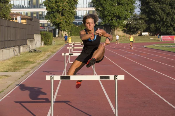 Menina que treina na corrida para obstáculos. Arrasar — Fotografia de Stock