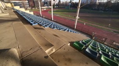 geniş açıdan panoramik: bir atletizm ve rugby stadyum standları 