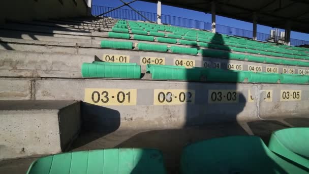 Geniş açıdan panoramik: bir atletizm ve rugby stadyum standları — Stok video