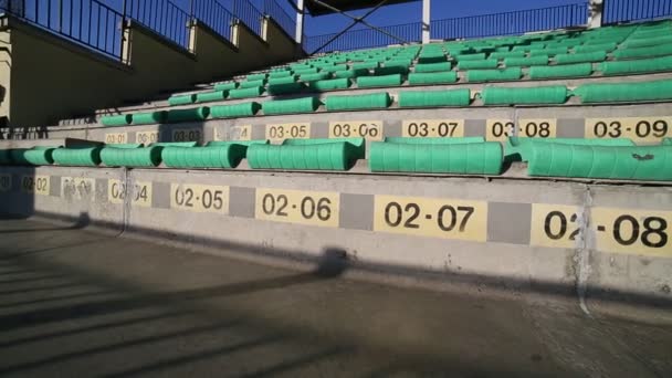 Grand angle panoramique depuis les gradins d'un stade d'athlétisme et de rugby — Video