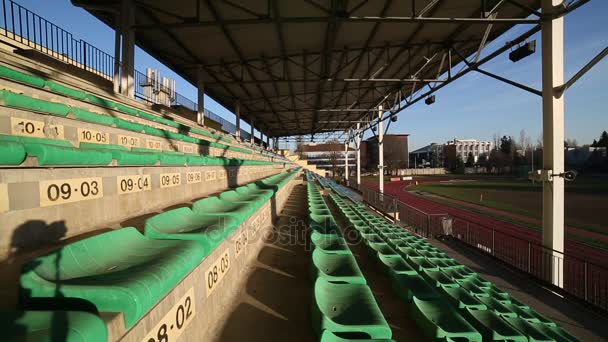 Grand angle panoramique depuis les gradins d'un stade d'athlétisme et de rugby — Video