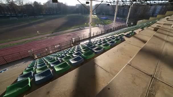 Sudut lebar panorama dari tribun sebuah stadion atletik dan rugbi — Stok Video