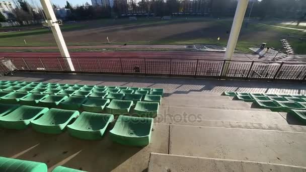 Ângulo panorâmico largo das arquibancadas de um estádio de atletismo e rugby — Vídeo de Stock