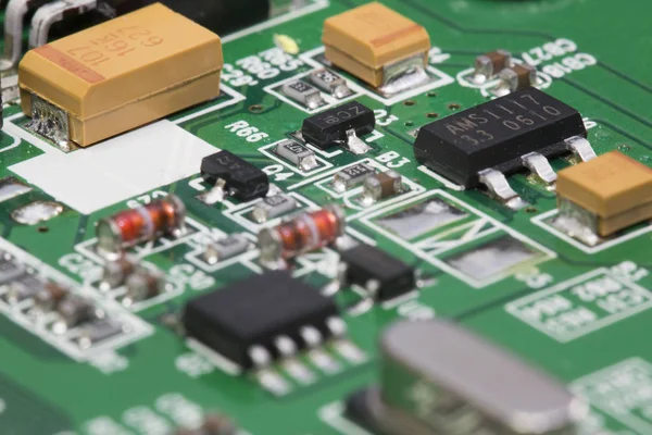 Vista macro com tons de placas de circuito impresso eletrônico de um HDD — Fotografia de Stock