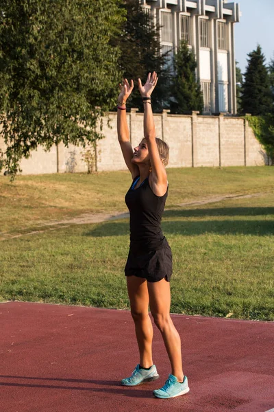 Treinamento de atleta com uma bola de remédio — Fotografia de Stock