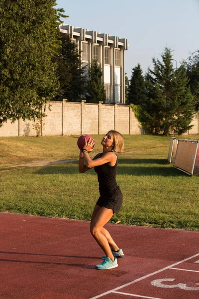 Treinamento de atleta com uma bola de remédio — Fotografia de Stock