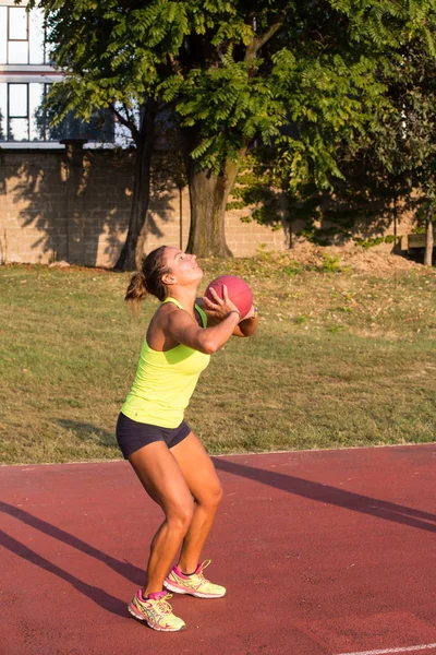 Entrenamiento de atleta con una pelota de medicina — Foto de Stock