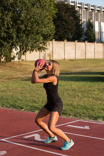 Athlete training with a medicine ball — Stock Photo, Image