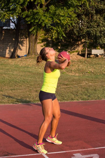 Entrenamiento de atleta con una pelota de medicina — Foto de Stock
