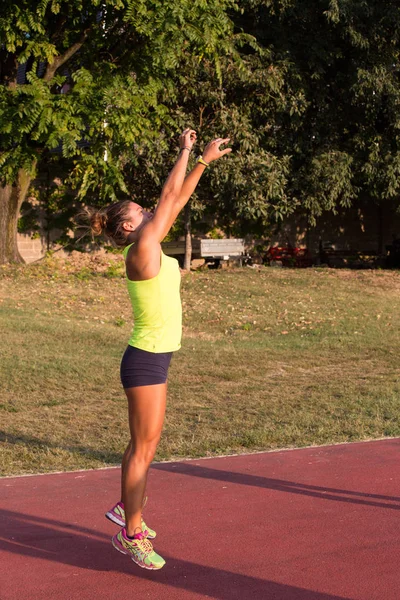 Treinamento de atleta com uma bola de remédio — Fotografia de Stock