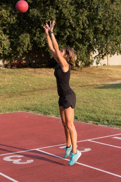 Treinamento de atleta com uma bola de remédio — Fotografia de Stock