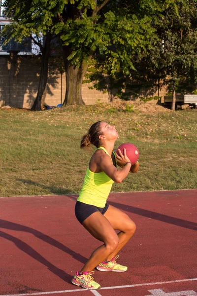 Entrenamiento de atleta con una pelota de medicina — Foto de Stock